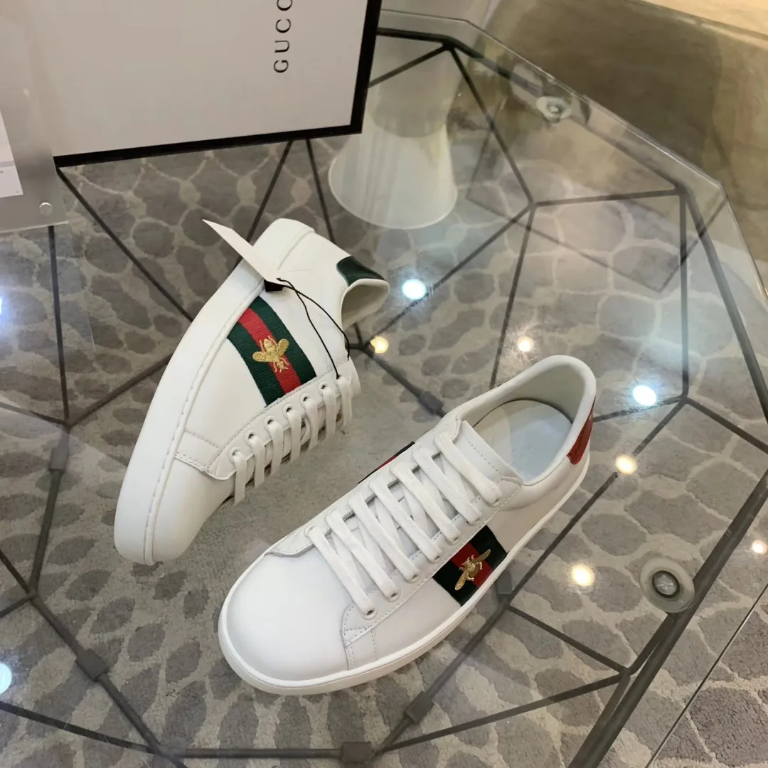 👟👟Ex-factory price 400👟👟Men's size +10 The new little bee GUCCI trendy model, launched at the counter👍top quality, wonderful presentation! Based on the basic model, the electric embroidered bee🐝 original 1:1 molded rubber outsole, flat bottom casual, and easy to match. The upper foot is super comfortable, the material is imported first-layer silk cowhide🐂. off white. Lining/foot padding sheepskin🐑. Code number: 34 to 44 with receipts, cards, tags and bags.